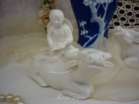 Enfant et buffle. Deux  vintage statuettes en blanc de Chine