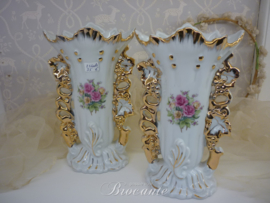 Paar oude brocante cornet vaasjes of bruidsvaasjes