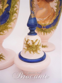 Driedelig stel antieke opaline vazen in Napoleon III stijl