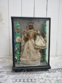 Besloten hofje met  Zwarte Madonna in was