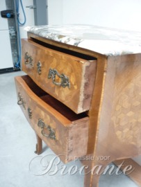 Zeer stijlvolle Louis XV commode met marquterie.