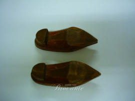 Paire de sabots miniature anciens XIXe en bois sculpté