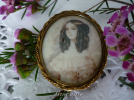 Antieke broche met miniatuurschilderijtje jong meisje