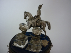 Inktstel met ruiter op paardenhoef - Militaire trofee Assey