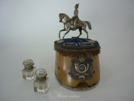 Inktstel met ruiter op paardenhoef - Militaire trofee Assey