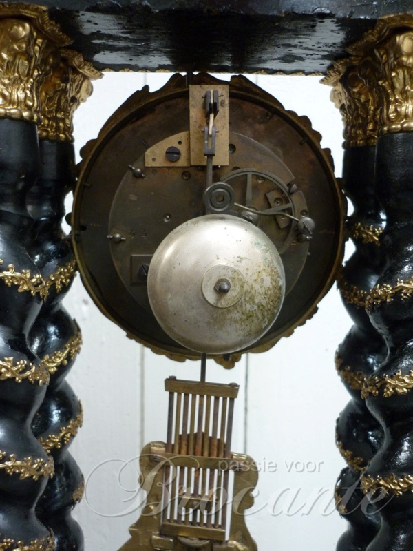 Uitzonderlijk mooie antieke Napoleon III pendule onder globe