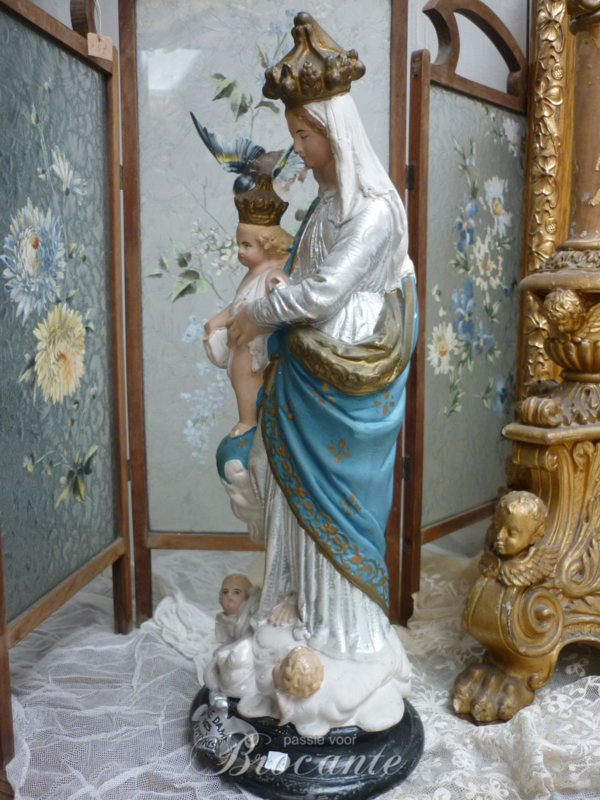 Antiek beeld Maria met kind en Engelen "Notre Dame des Victoires", Frankrijk, ca 1900 (zilverkleurig onderkleed)