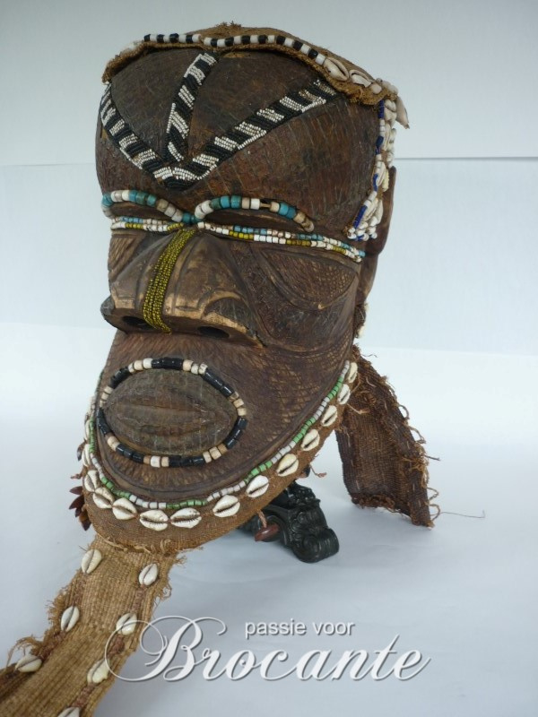 Oud Afrikaans masker met kralen en schelpen
