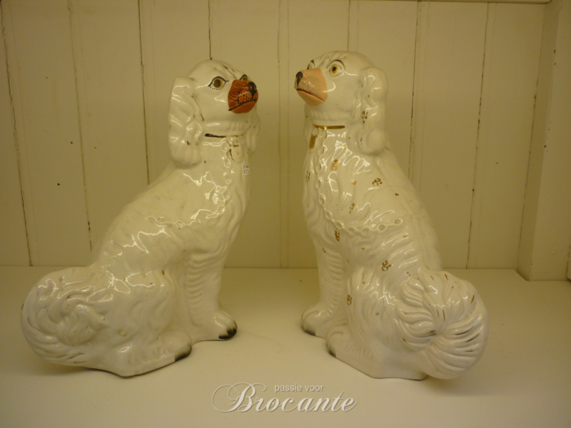 Twee antiek Staffordshire hondjes, hoerenhondjes