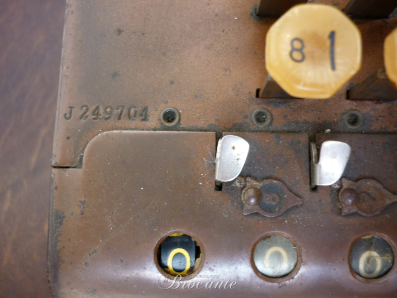 Oude antieke mechanische rekenmachine,  comptometer