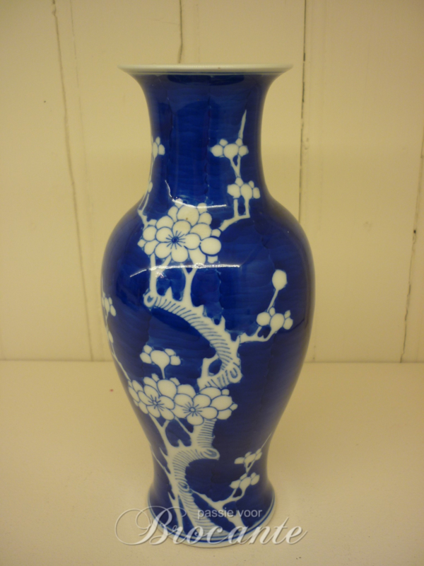 Blauwe antieke Chinese vaas in porselein