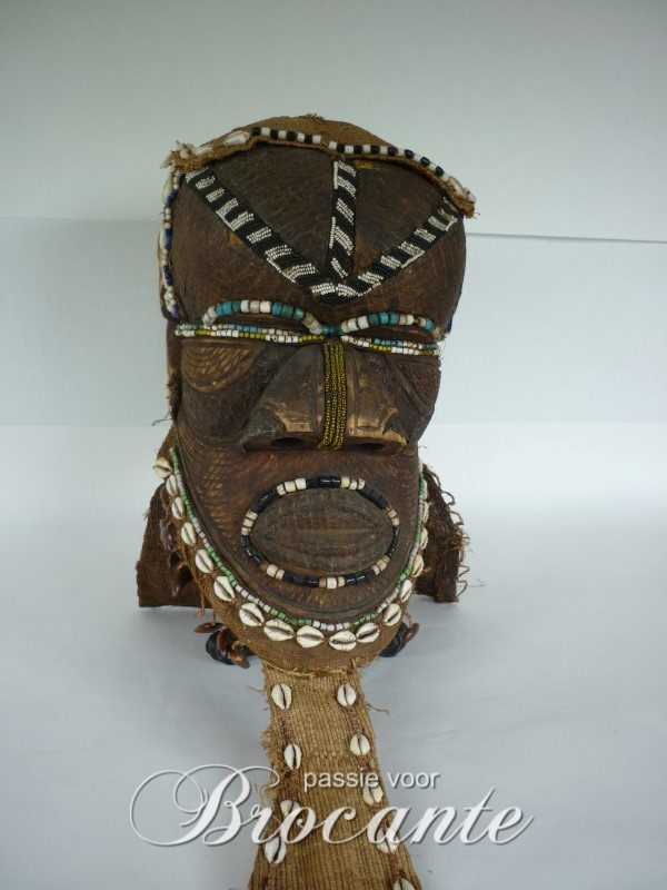 Oud Afrikaans masker met kralen en schelpen