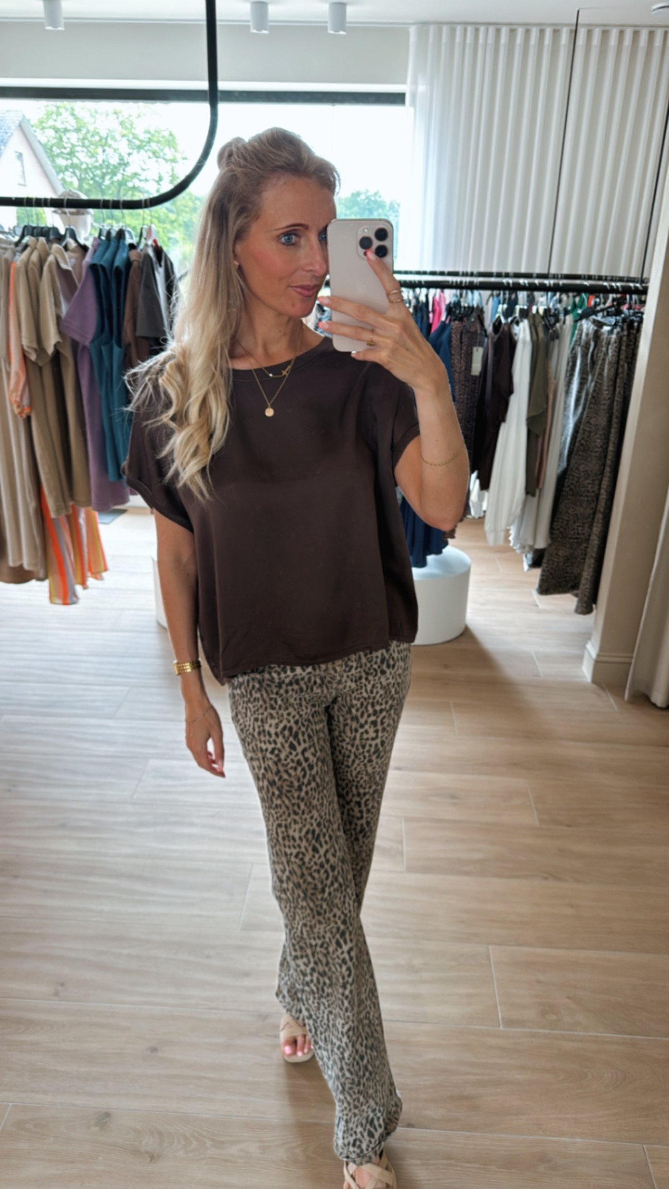 Basic satin top donkerbruin