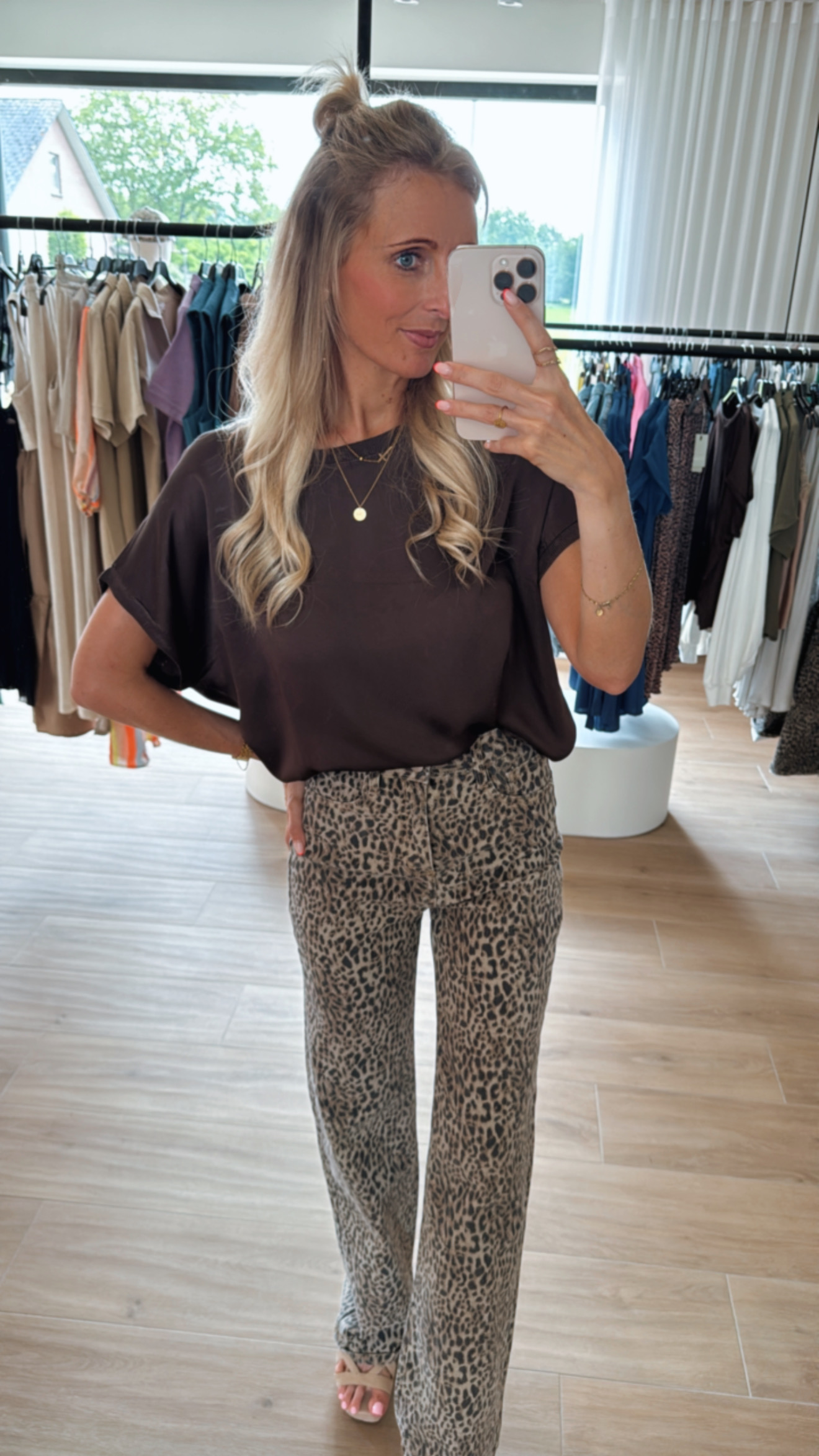 Basic satin top donkerbruin