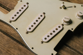 PRE-WIRED PICKGUARD 50's S-style ALN. V AGED