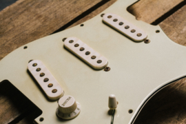 PRE-WIRED PICKGUARD 50's S-style ALN. V AGED