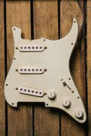 PRE-WIRED PICKGUARD 50's S-style ALN. V AGED