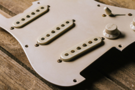 PRE-WIRED PICKGUARD 50's S-style ALN. III AGED