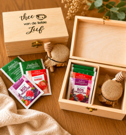 Gegraveerde houten theedoos met thee en honing