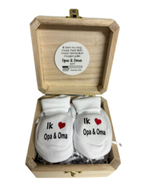 Houten aankondigingskistje met slofjes  |  opa/oma-oom/tante