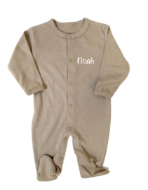 Pyjama jumpsuit met naam | zand