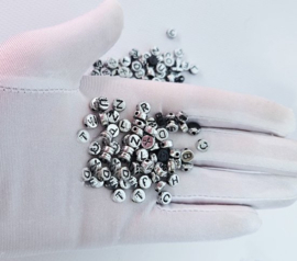 Kralen letter voor armbandjes maken kraaltjes klein zilver zwart mix