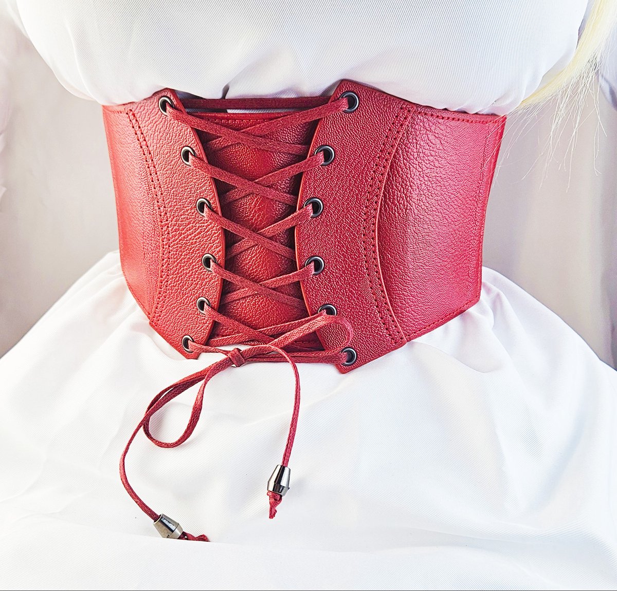 BamBella ® - Riem Maat Onesize - Ketting Rood goudkleurig Mode Body Gothic Goth taille riem met belt