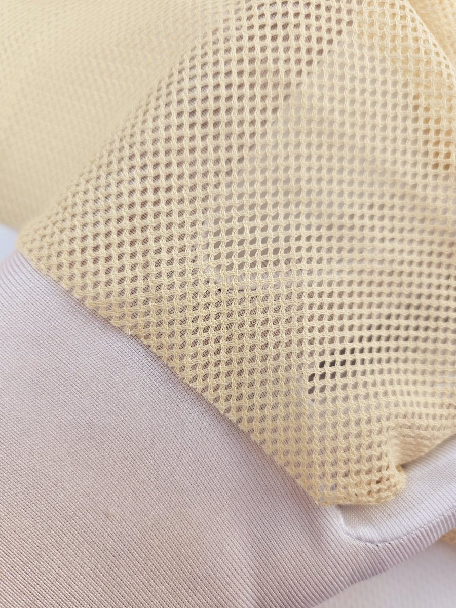 Netstof voor Haar weave - licht bruin - Hair weaving mesh rekbaar stof vlechten verbergen weft vastnaaien gaatjes stof afmeting 30 X 65
