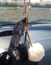 Grote Sleutelhanger 16cm Tashanger Pom pom glitter