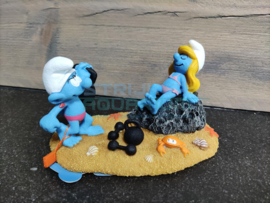 Decoratie smurfen smurfin en potige smurf op het strand