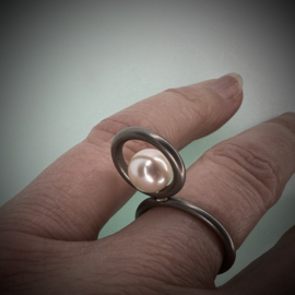 Ring/Pendant  'Eight' pearl