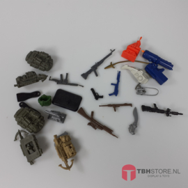 Lot met wapens en accessoires