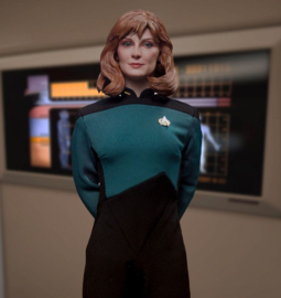 PRE-ORDER Star Trek: The Next Generation Action Figure 1/6 Dr. Beverly Crusher (Essential Edition) 27 cm