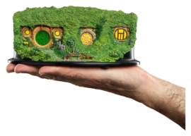 (Pre-order) The Lord of the Rings Environment Hobbit Hole - Bag End - Illuminated Edition 7 cm