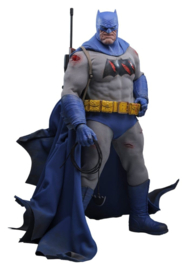 (Pre-order) Batman: The Dark Knight Returns Comic Masterpiece Action Figure 1/6 Batman (Battle Damaged Version) 32 cm