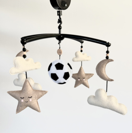 Boxmobiel wolk/slapende sterretjes/maan/voetbal (champagne/creme)