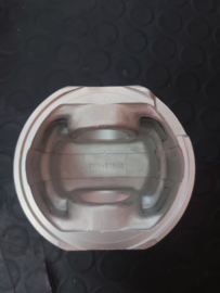 Piston Nissan U32