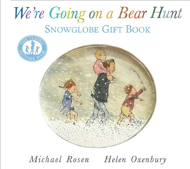 We're Going On A Bear Hunt: Snowglobe Gift Book (Michael Rosen)