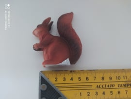 Set van twee eekhoorn beeldjes:  met dennenappel en met eikeltje 7,5 cm 7409ab