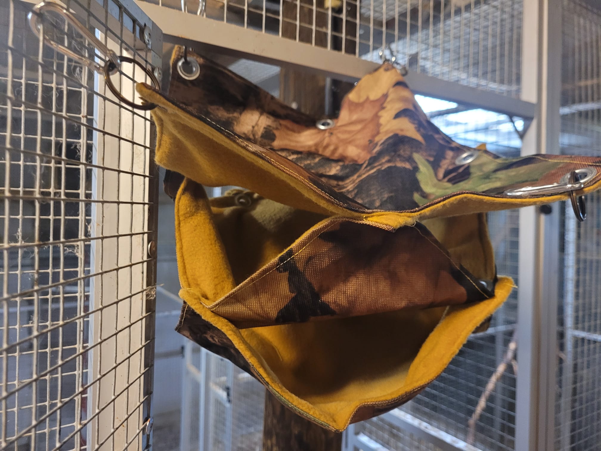 camouflage motief met honingkleur