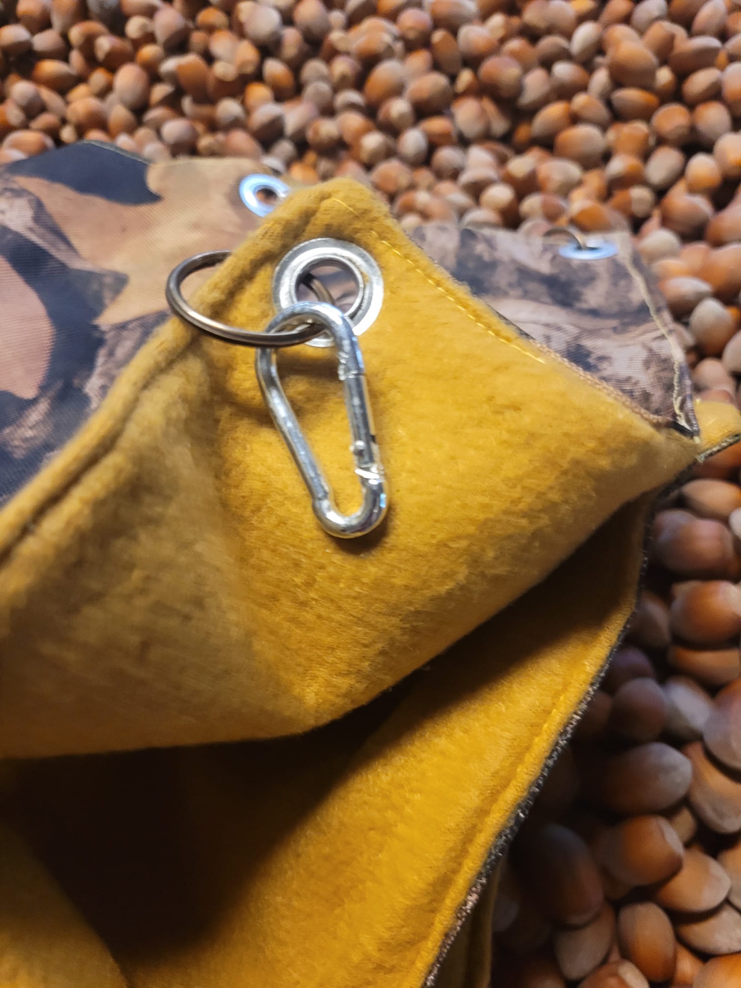 camouflage motief met honingkleur