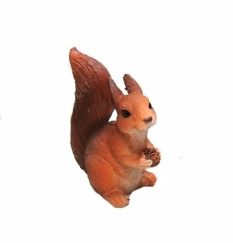 Twee eekhoorn  beeldjes met dennenappel  7,5 cm 7409a