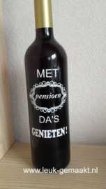 Maatwerk fles wijn met tekst: met pensioen