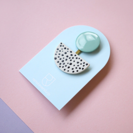 porcelain brooch Sosttass