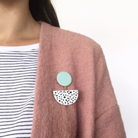 porcelain brooch Sosttass