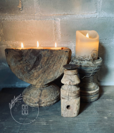 Oude houten pagode kandelaar