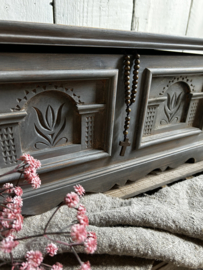 Stoer en sober houten kistje