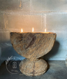 Oude houten pagode kandelaar