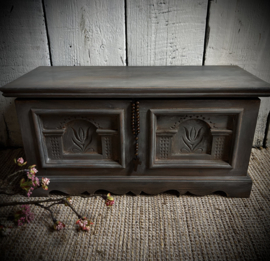 Stoer en sober houten kistje