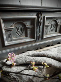 Stoer en sober houten kistje